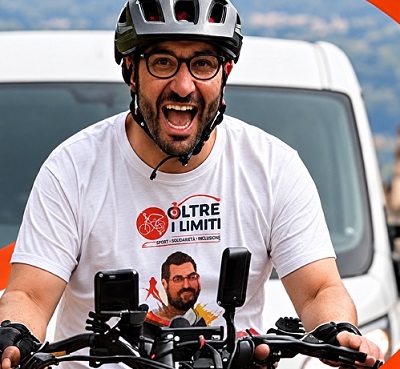 Da Ivrea a Strasburgo in triciclo: Angelo Catanzaro porta al Parlamento europeo i diritti delle persone con disabilità