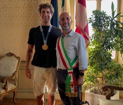 Ivrea, Simone Spediacci medaglia d’oro ai Giochi del Mediterraneo: festa in Comune per il talento eporediese