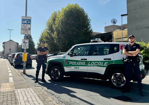 Nole, fugge all’alt della polizia locale in monopattino e percorre una strada contromano: giovane denunciato