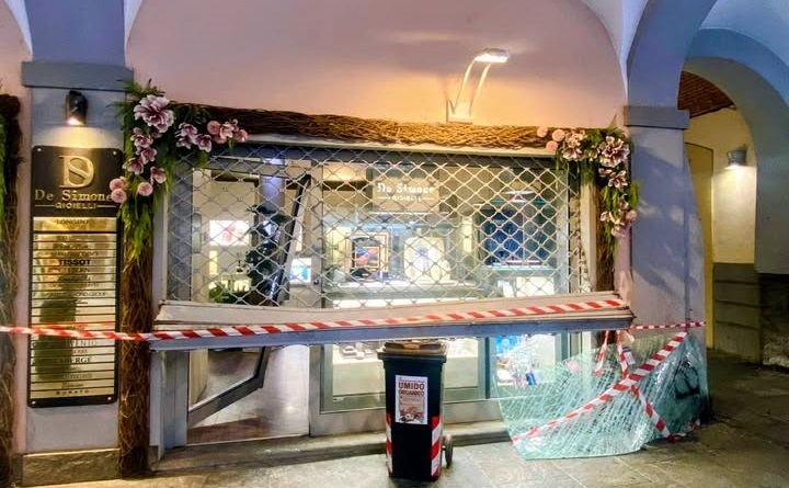 CHIVASSO – “Spaccata” alla gioielleria De Simone, torna l’allarme sicurezza per i commercianti