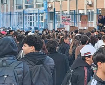 Chivasso, studenti in rivolta all’Europa Unita: «La scuola cade a pezzi, adesso vogliamo più sicurezza»