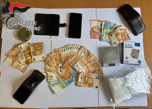 Coassolo, droga e venti piante di marijuana in casa: arrestato un trentenne, denunciata la fidanzata