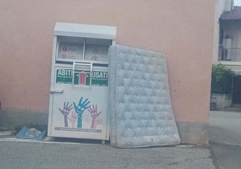 FAVRIA – Rifiuti abbandonati, il sindaco Bellone: «Controlli più serrati e sanzioni pesanti per i responsabili»