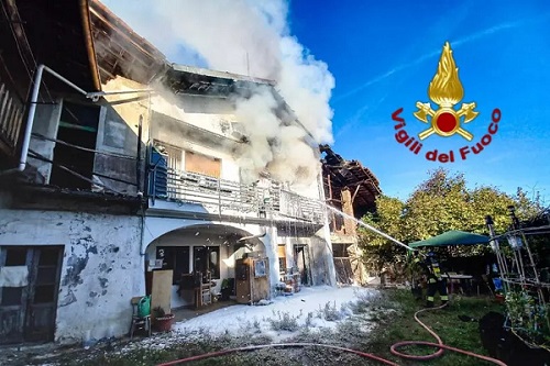 Foglizzo, incendio devasta un’abitazione in via Castello: ingenti danni, mobilitati dieci mezzi dei Vigili del Fuoco