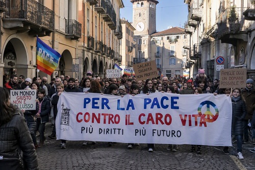 IVREA – Trecento in corteo per le vie della città contro guerra e caro vita: studenti, lavoratori e famiglie sfilano per la pace
