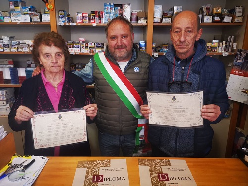 Locana, a quasi 91 anni apre ancora alle sei: premiati i commercianti Maria Giulia Ballarini e il figlio Claudio Conti