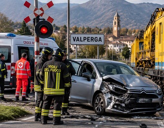 Valperga, auto travolta da un convoglio al passaggio a livello: donna ferita, paura sui binari